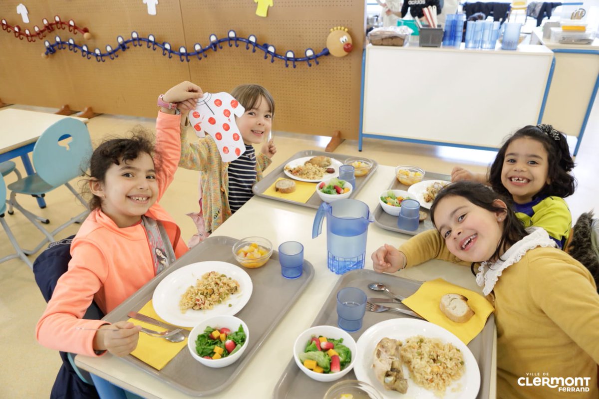 ClermontFd's tweet photo. 🚴🚴♀️ On continue les premières festivités pour l'arrivée des 2 Tours de France à Clermont ! Ce midi, c'est un repas 100% Tour de France qui attendaient les petits Clermontois au restaurant scolaire !
👉 https://t.co/s8hV8bxe88
@LeTour et @LeTourFemmes
#TDFF2023 #TDF203 https://t.co/IWCRSWFW0e