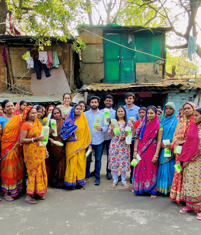 BidhuriC's tweet photo. अखिल भारतीय विद्यार्थी परिषद पीजीडीएवी महाविद्यालय इकाई के कार्यकर्ताओं के द्वारा लाजपत ज़िला की श्रीनिवास पुरी बस्ती में ऋतुमति अभियान के निमित सेनेटरी पैड वितरण किया गया https://t.co/bzbS5WwNeo