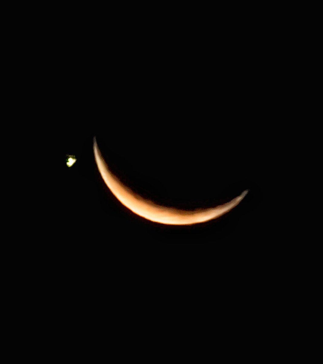 JatIkhwan's tweet photo. Kalau tengok bulan malam ni, ada objek bercahaya terang dan berkelip di hujung atasnya. https://t.co/odO7zEzD7c