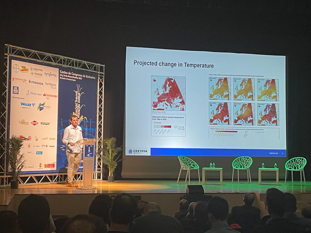 Ayer estuvimos en el #IICongresoIbericoMaiz 🌽 en 📍Huesca.

🗣Alfredo Mateos (Research Scientist de Corteva),  presentó ensayos de investigación en #Maiz 🌽 y nuestro programa de obtención de variedades con tolerancia a estrés hídrico.