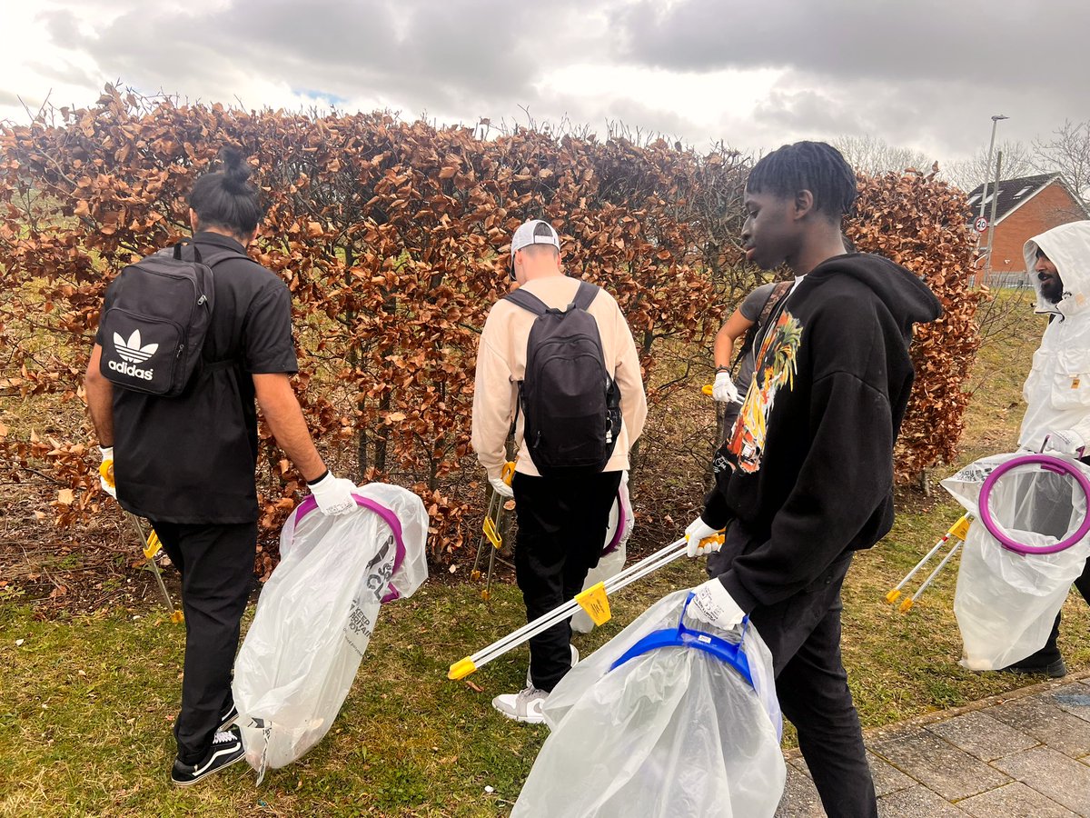 LutonSixthForm's tweet photo. Great to have @ABCD_in_Luton and @lutonsdeadpool join us today, alongside our wonderful students and staff as part of the Great Spring Clean! 

Really proud of our team for sticking through the litter picking, even in the ‘rubbish’ rain! https://t.co/z2QQCz8vvD