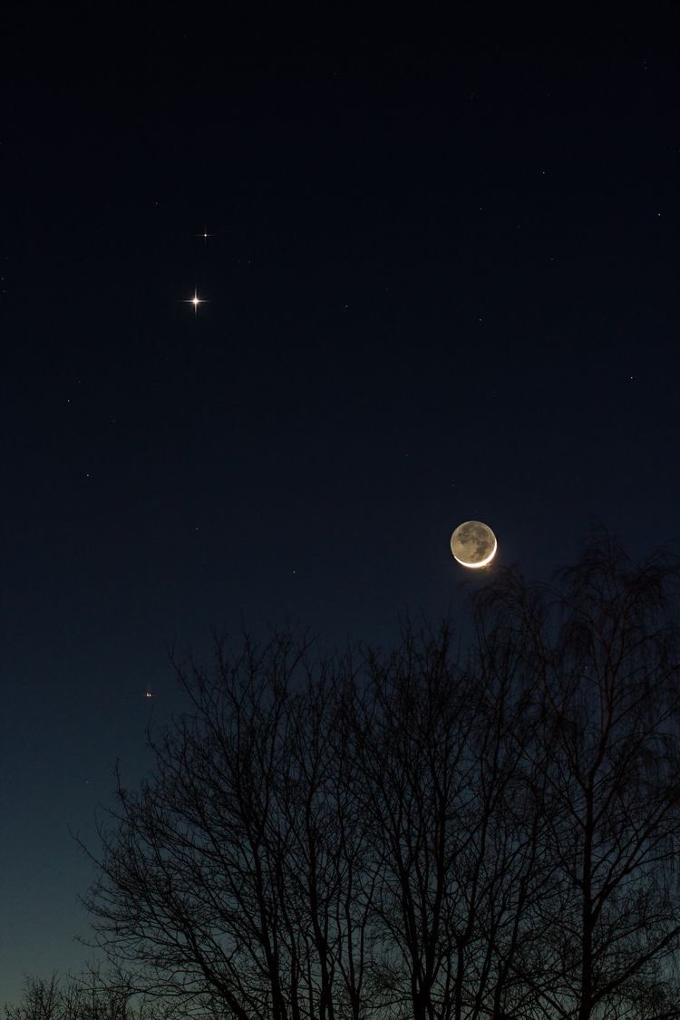 violettweets_'s tweet photo. moon and venus. https://t.co/wjcsNO6siI