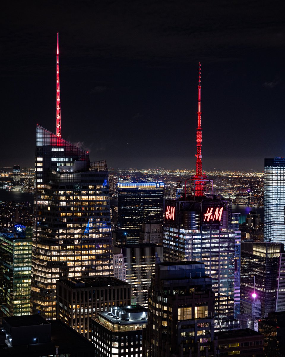 redcrossny's tweet image. Thanks #OneWTC, #OneBryantPark, #OneFiveOne, #SvenLIC, @thedurstorg, @one_wtc @svenlic for shining bright in red for #RedCrossMonth and Giving Day to provide hope because #HelpCanWait. Photo Credits: Kevin Suttlehan, @Desiramos1