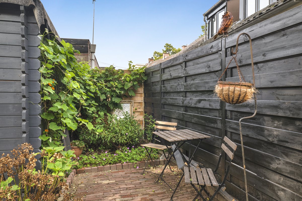 Wauw, kijk hoe leuk deze accommodatie eruitziet! Stap binnen in een 300 jaar oude boerderij en geniet van alle luxe. In de privétuin van Bij Braamhorst kun je genieten van de zonsovergang met een heerlijk glaasje wijn. #bedandbreakfastnl (bit.ly/3JL02I9)