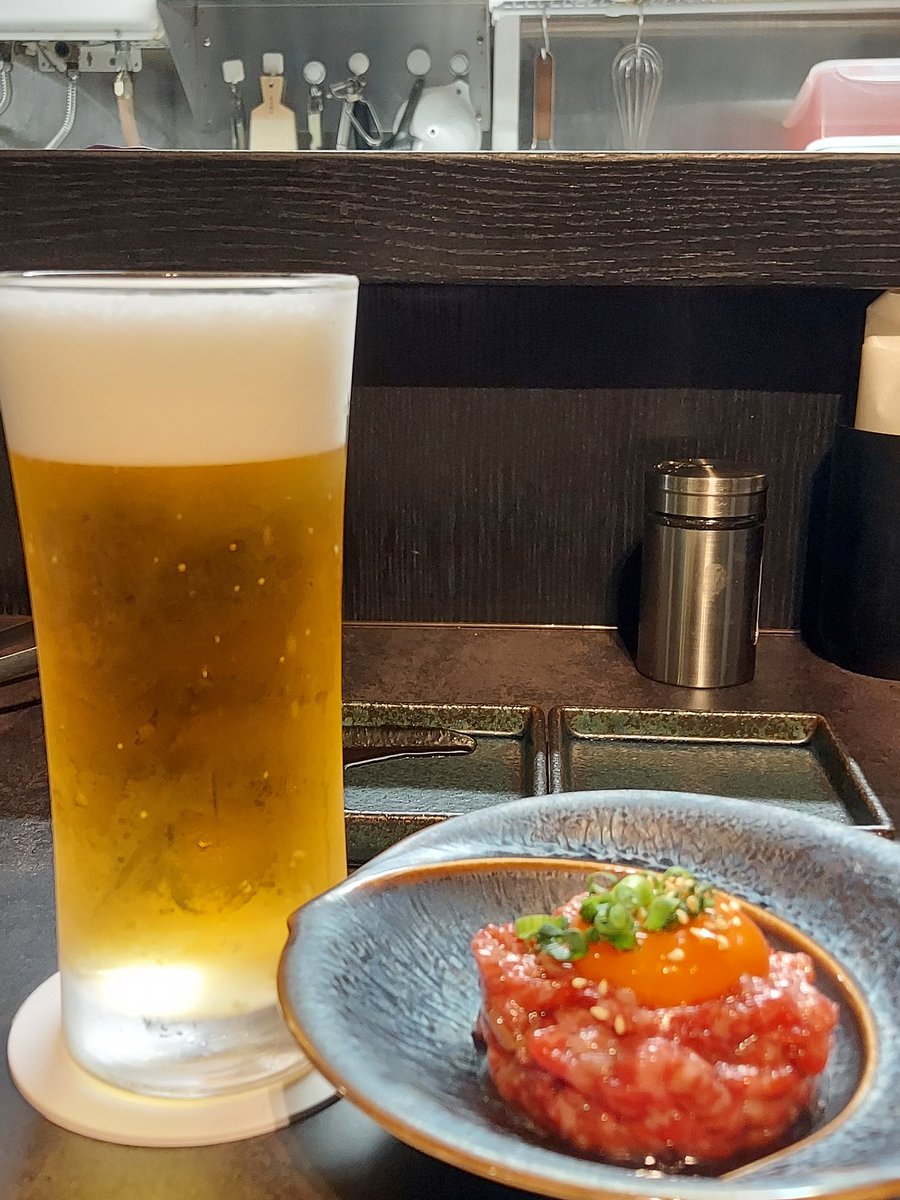 kanekyu0701's tweet photo. 今週もお疲れ様でした!
サラダとユッケで無限ビール。
#heavydrinker
#alcohol
#beer
#sapporo
#飲んべえ
#のんべえ
#お酒
#アルコール
#麦酒
#ビール
#生ビール
#生中
#サッポロ黒ラベル
#ビール大好き
#インスタ映え
#グルメ https://t.co/3YKNGCqGlJ