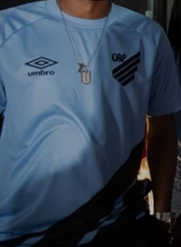 Aí <a href="/orodrigoadams/">Rodrigo Adams</a> e <a href="/rogerioscarione/">Rogerio Scarione</a>. O que acharam da camisa do Grêmio com esse escudo da Honda? 😂
#ResenhaPepsiBlack