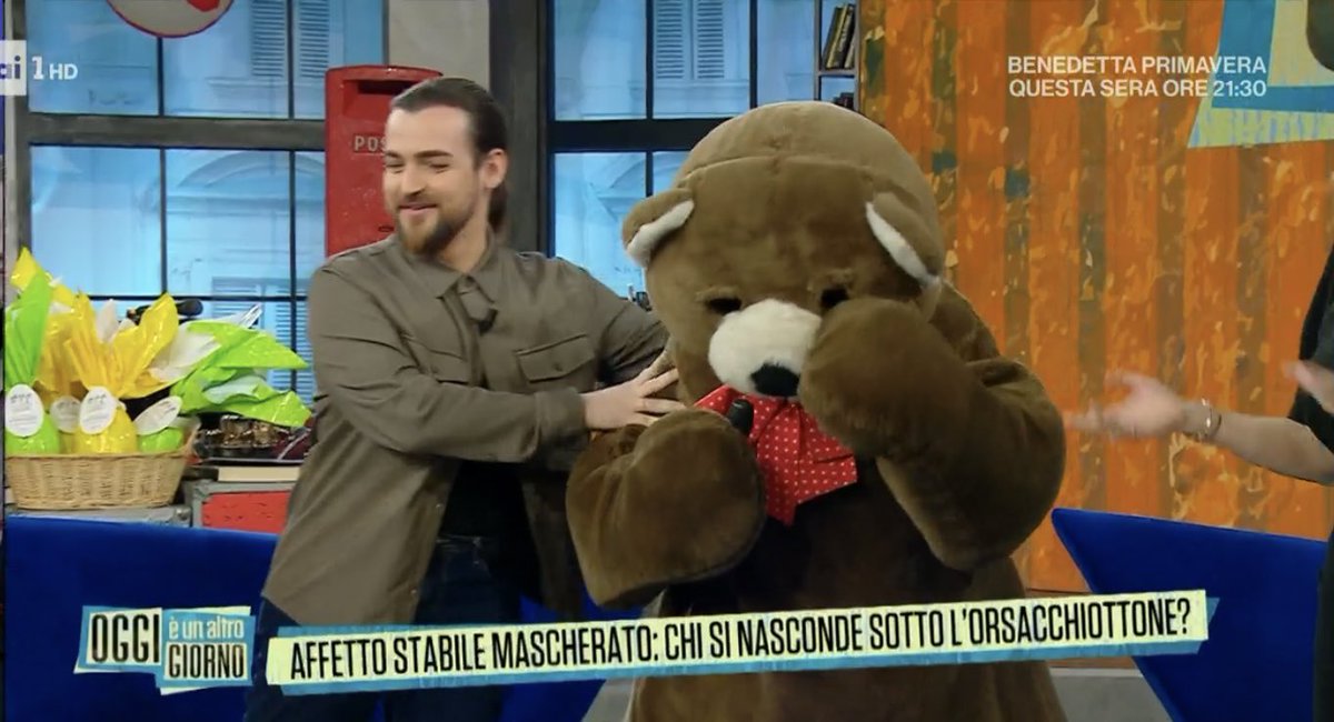 Si parla ancora de #IlCantanteMascherato 🤍 e l’orsacchiotto abbraccia #valerioscanu  🥰 #oggièunaltrogiorno