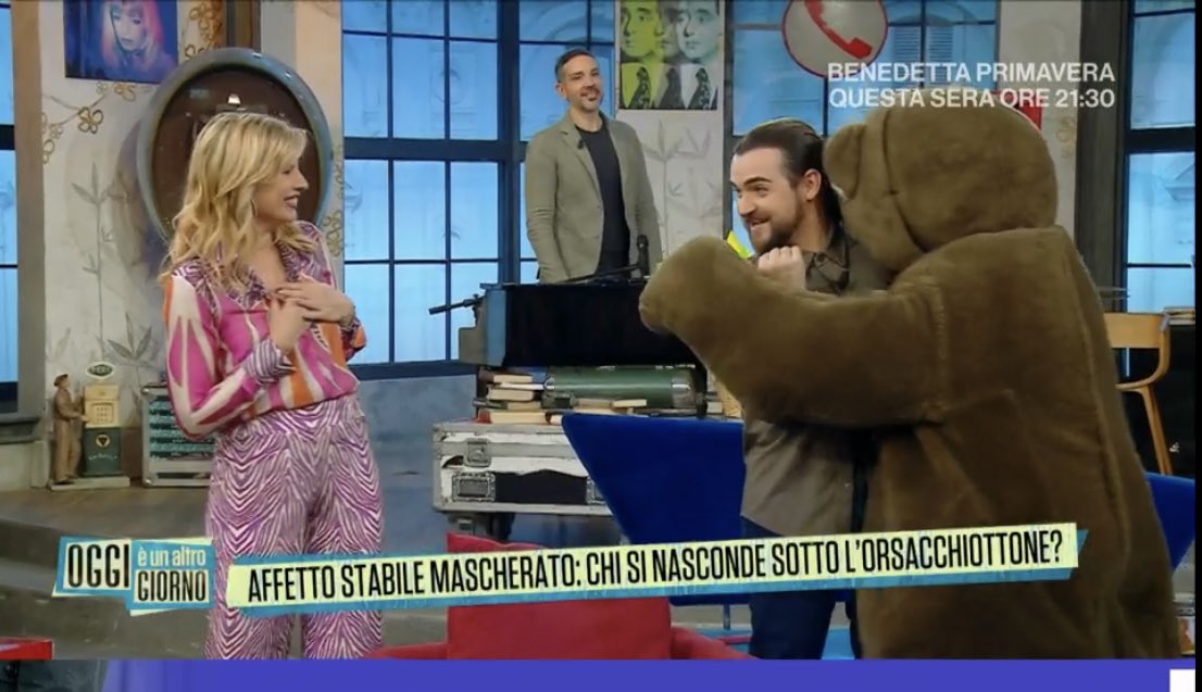 Laura_Ganna's tweet photo. Si parla ancora de #IlCantanteMascherato 🤍 e l’orsacchiotto abbraccia #valerioscanu  🥰 #oggièunaltrogiorno https://t.co/52TkG5T6SA
