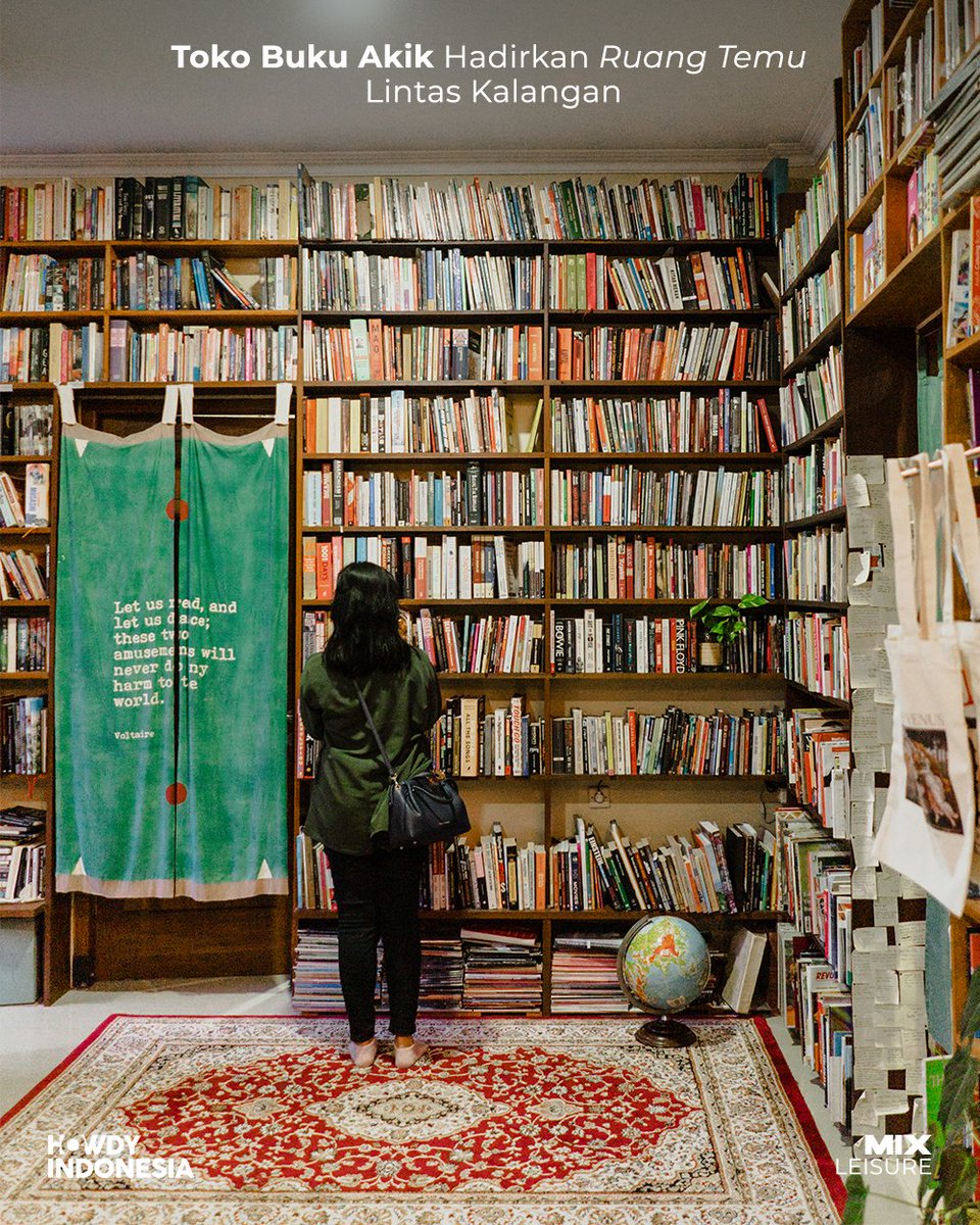 howdyindonesia's tweet photo. #HowdyMix: Kami berkunjung ke @bukuakik. Pendiri toko buku, Tomi Wibisono (30) menceritakan visinya menjadikan Buku Akik tak hanya sekadar tempat jual beli, tapi juga hadir sebagai ruang temu orang-orang  dari beragam kalangan. Selengkapnya: https://t.co/B8lud016xF https://t.co/6kEufju3YF