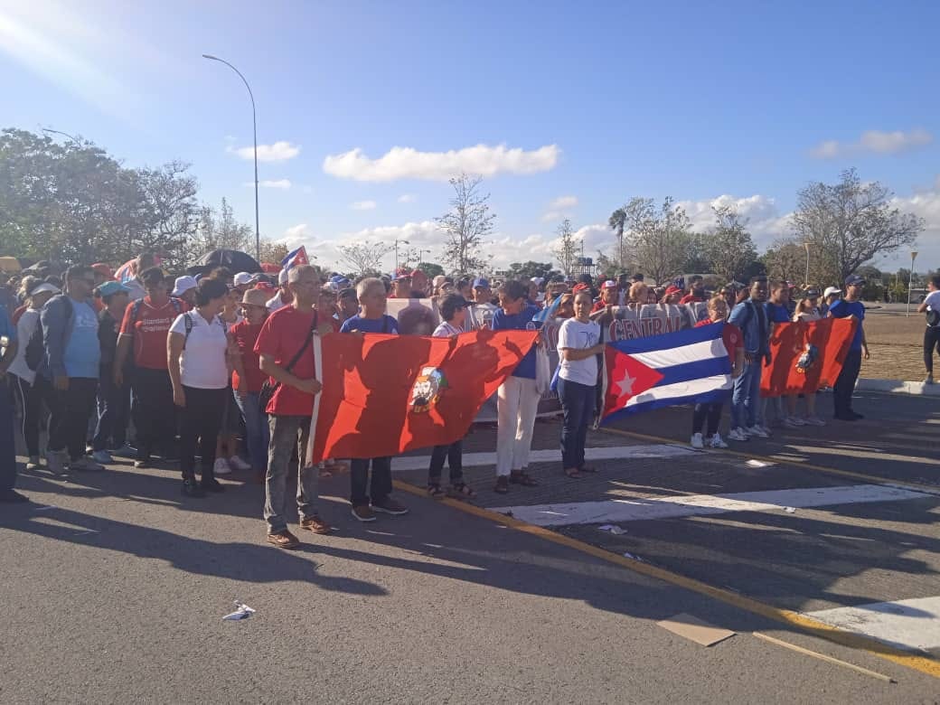 FEMeducauclv's tweet photo. Entre banderas, carteles y voces de abajo el bloqueo; concluyó la caminata por la #Unidad este 23 de marzo. #FEMeduca #MejorEsPosible https://t.co/iRoSlgs8ja