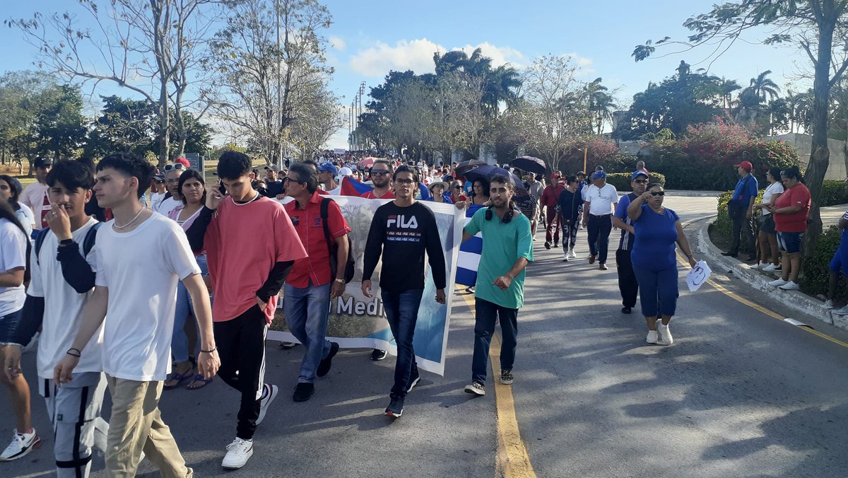 FEMeducauclv's tweet photo. Entre banderas, carteles y voces de abajo el bloqueo; concluyó la caminata por la #Unidad este 23 de marzo. #FEMeduca #MejorEsPosible https://t.co/iRoSlgs8ja