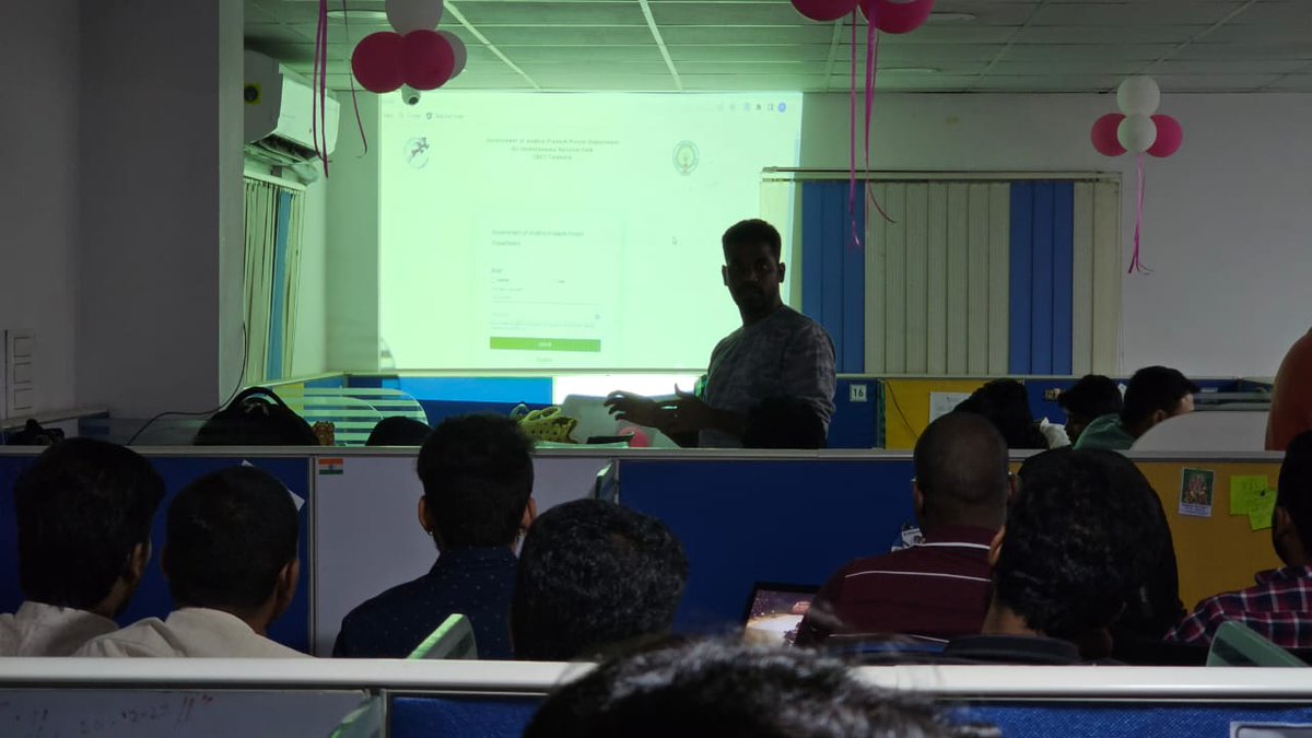 sssbiplus's tweet photo. #FunFridays just got even better at our #𝐒𝐒𝐒! Our #𝑻𝒆𝒄𝒉𝑻𝒂𝒍𝒌𝑺𝒆𝒔𝒔𝒊𝒐𝒏𝒔 are now more engaging and exciting than ever. Every Friday, our #team members get together to share their experiences and insights on the latest software trends and #technologies. https://t.co/YjqIMUKFlI