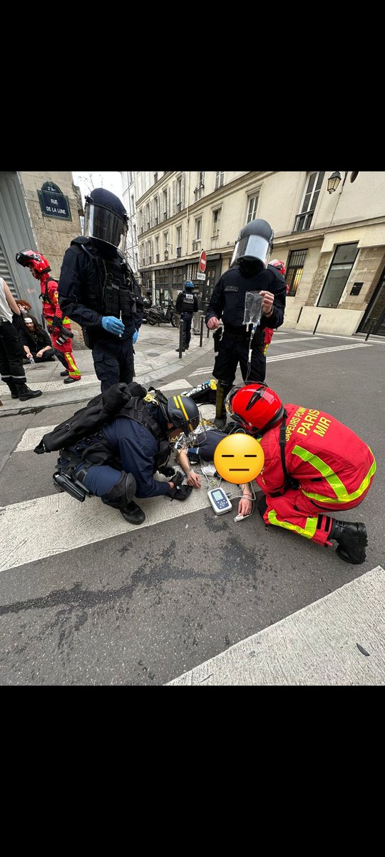 gregjoron_UN1TE's tweet photo. Le Groupe d'Appui Médicalisé (GAM) des #CRS portant les 1er soins à notre collègue de la 11ème CI touche à la tête par 1 jet de pavé.
Bravo à eux pour leur intervention en situation dégradée !
Prompt rétablissement à notre collègue 
#Manifestations https://t.co/unQYH8OGF9