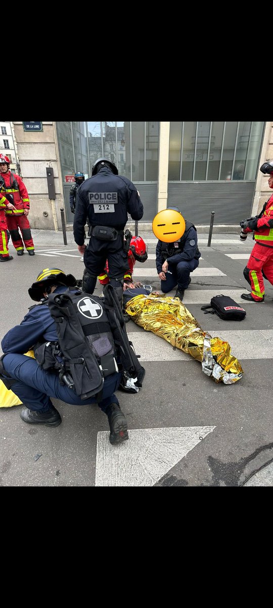 gregjoron_UN1TE's tweet photo. Le Groupe d'Appui Médicalisé (GAM) des #CRS portant les 1er soins à notre collègue de la 11ème CI touche à la tête par 1 jet de pavé.
Bravo à eux pour leur intervention en situation dégradée !
Prompt rétablissement à notre collègue 
#Manifestations https://t.co/unQYH8OGF9