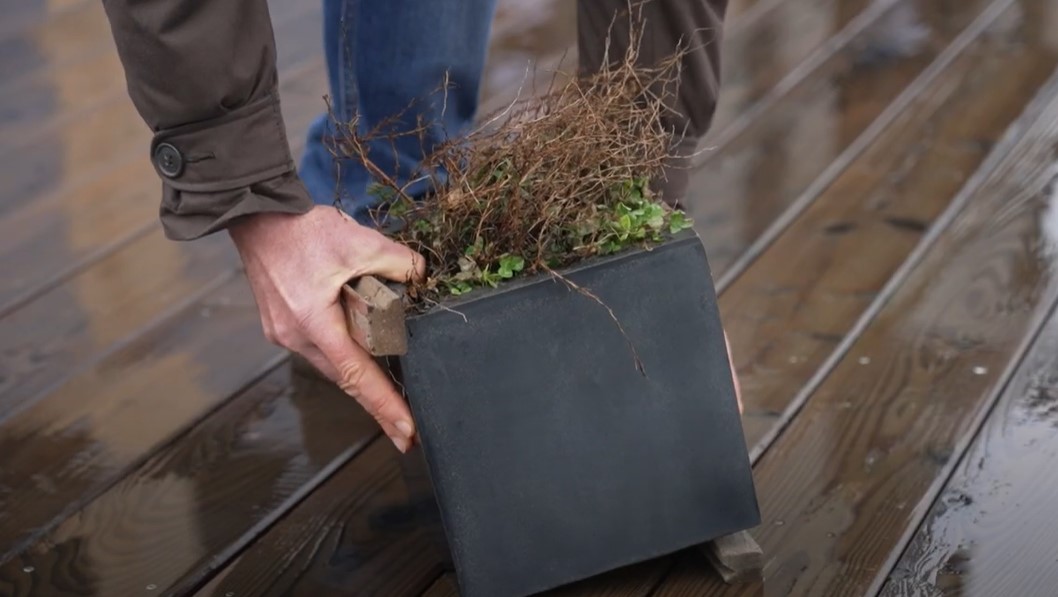 📽️ [#timehout] #Hout is een van de favoriete materialen om een terras te bedekken. Zoals voor elke bedekking, is een geschikt onderhoud echter onontbeerlijk om de levensduur ervan te garanderen. 
lnkd.in/eQk-Cpea
Met dank aan: B-Fix en Scierie Louis