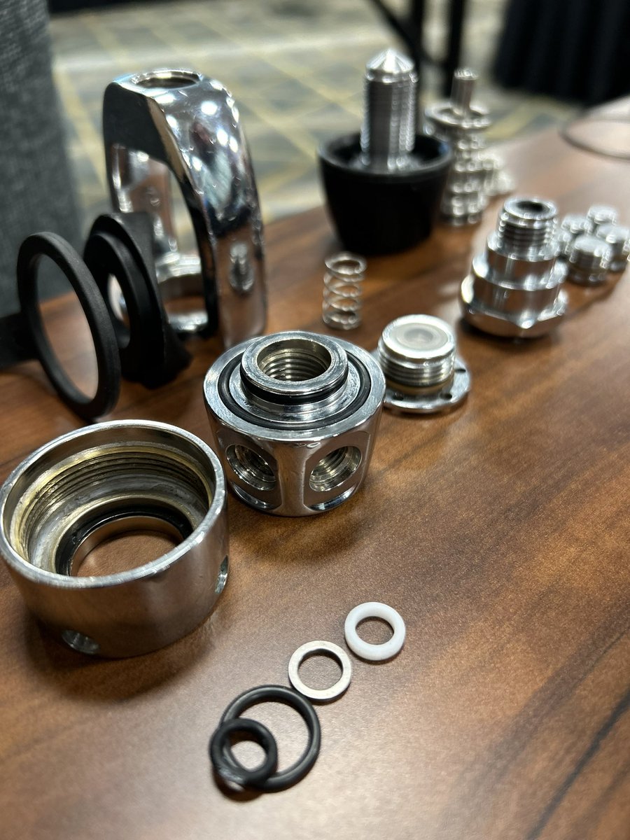 ohanadiveco's tweet photo. Servicing time https://t.co/6ajQmo2E1B