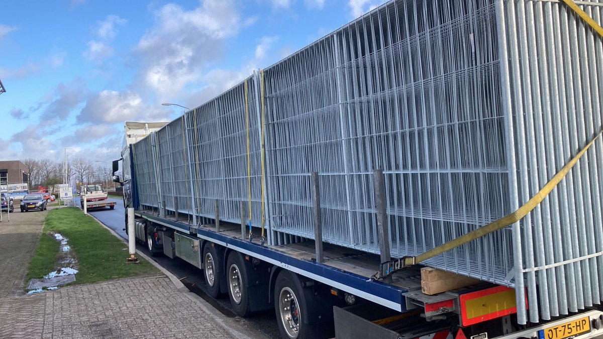 abstrading's tweet photo. Bouwhekken geleverd voor festivalterrein 🎪
In de eerste week van de lente zijn we al druk bezig met voorbereidingen voor het festivalseizoen! Vandaag hebben we deze bouwhekken afgeleverd voor een festivalterrein. Bouwhekken nodig voor uw evenement? 👉 https://t.co/Or30Qn3npr https://t.co/smiBGdPZRg
