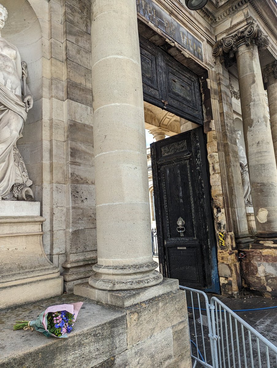 ClaudeMery1's tweet photo. C'est plus grave que je ne pensais. Le tableau de pierre est ruiné, le parement extérieur de la porte ne pourra pas être sauvé.
Une personne a déposé des fleurs. https://t.co/CgJKFyGkXj
