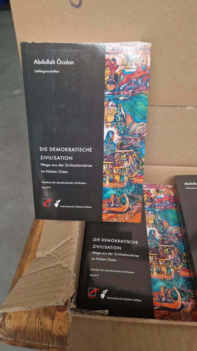 DZivilisation's tweet photo. Das Buch »Die demokratische Zivilisation« ist gedruckt, verschickt und bei @UnrastV angekommen. Wer vorbestellt hat, kann sich vielleicht bald schon freuen. Alle anderen werden es spätestens in Hamburg bei der Konferenz »Wir wollen unsere Welt zurück!« des @NetworkAQ vorfinden. https://t.co/4W9JzNDNym