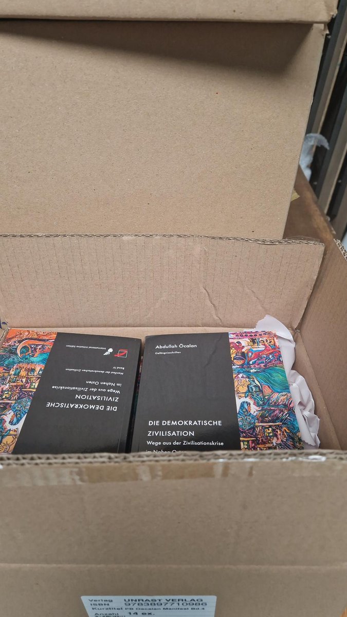 DZivilisation's tweet photo. Das Buch »Die demokratische Zivilisation« ist gedruckt, verschickt und bei @UnrastV angekommen. Wer vorbestellt hat, kann sich vielleicht bald schon freuen. Alle anderen werden es spätestens in Hamburg bei der Konferenz »Wir wollen unsere Welt zurück!« des @NetworkAQ vorfinden. https://t.co/4W9JzNDNym