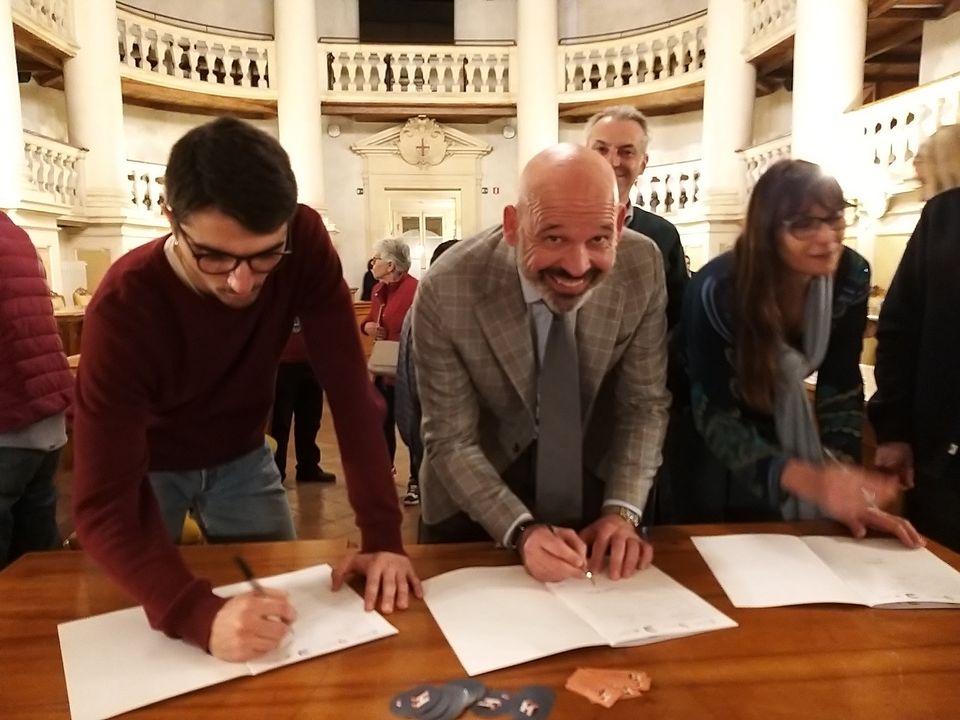 Cittadini e associazioni hanno firmato un patto per lanciare la sperimentazione operativa di Hamlet a #reggioemilia, la nuova piattaforma pubblica di cittadinanza digitale, che aiuta a connettersi e a collaborare per il bene comune.
Scopri di più qua 👉 bit.ly/3nkdzPn