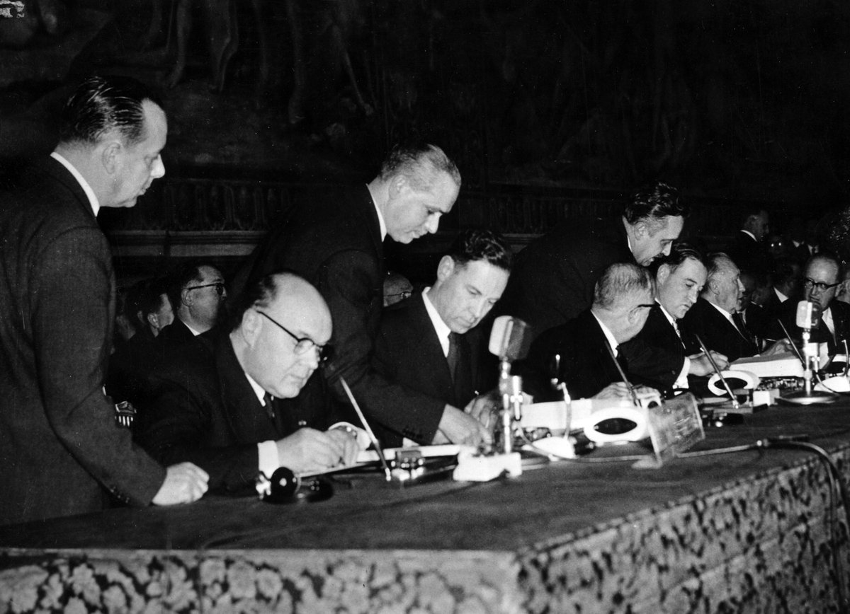 ✍️ Il y a exactement 66 ans, le 25 mars 1957, les 6 pays fondateurs de la CEE signaient les Traités de Rome 🇧🇪🇫🇷🇮🇹🇱🇺🇳🇱🇩🇪

Ils posent ainsi les bases de la construction européenne &amp; de l'UE 🇪🇺 d'aujourd'hui.

Leur ambition : plus jamais la guerre entre États membres 🕊️

#CeJourLa
