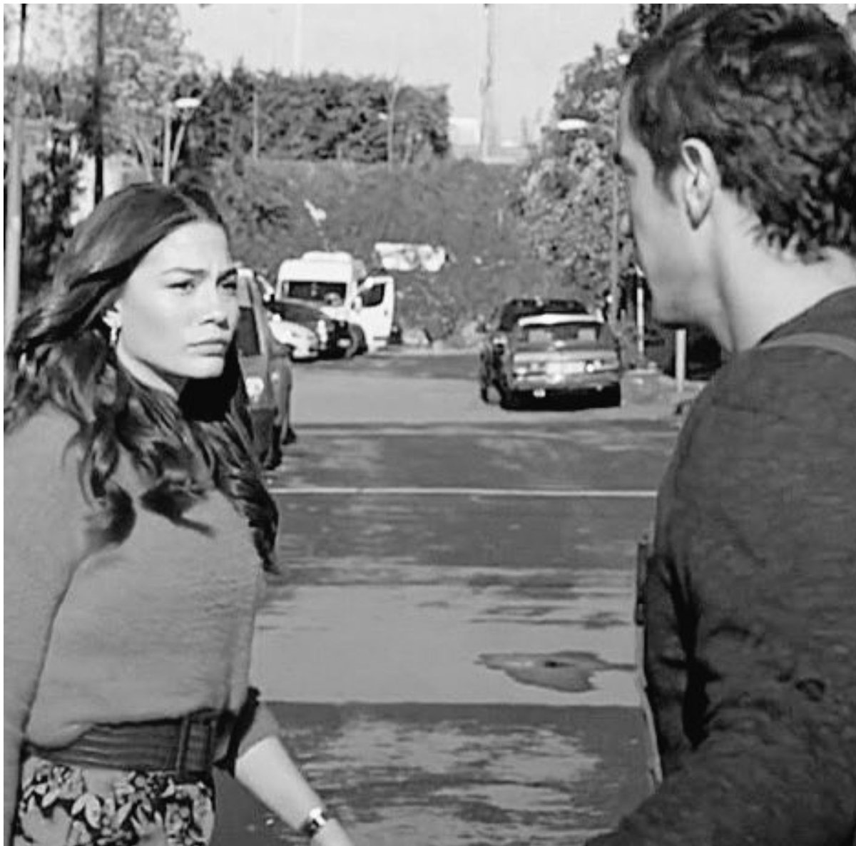 El precioso primer encuentro de Mehdi  y Zeynep, junto con la música tenía magia, me cautivó confieso que me encantó, ver a Ibo en su personaje de Mehdi  como un sencillo y simple mecánico de barrio, me pareció tan real tan diferente, lastima lo que vino despues #ÍbrahimÇelikkol