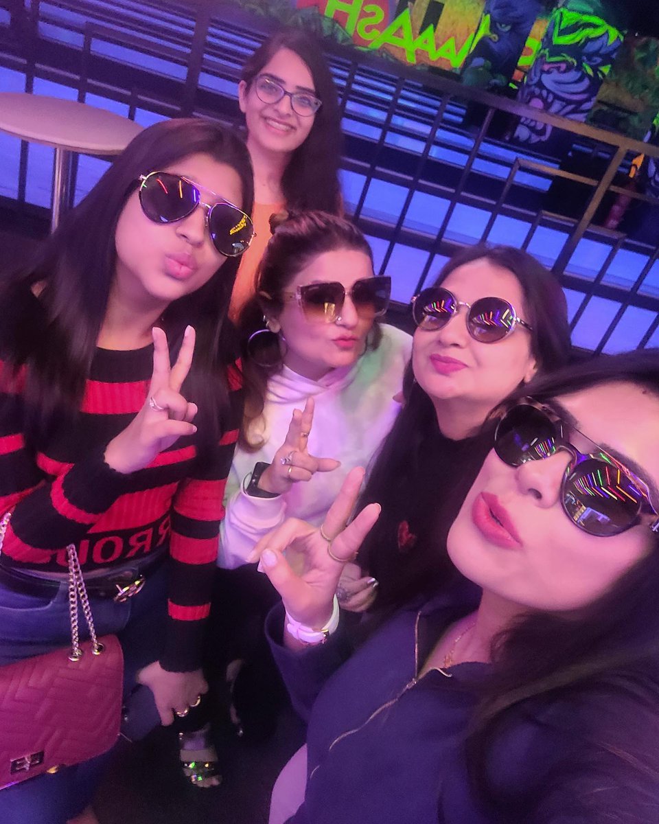 BajajGehna's tweet photo. #girlsgang #dayout #friends #girlinblue #besttime #fullfun #longdrive #morningtonight #smash #lazyshack https://t.co/aFG0VaUOF9