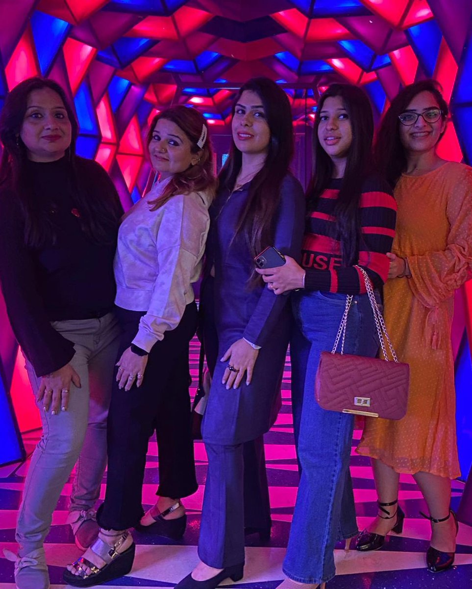 BajajGehna's tweet photo. #girlsgang #dayout #friends #girlinblue #besttime #fullfun #longdrive #morningtonight #smash #lazyshack https://t.co/aFG0VaUOF9