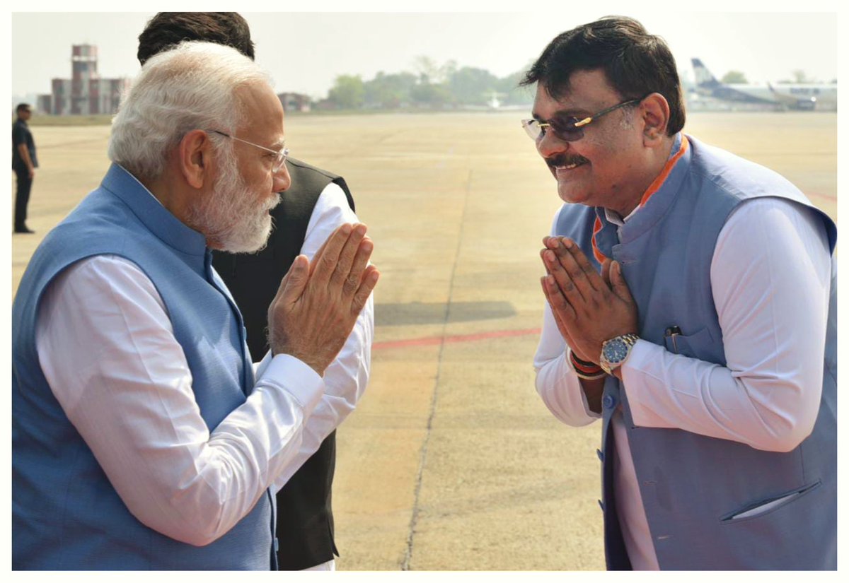 ManavBjp1's tweet photo. माननीय सांसद कन्नौज श्री @SubratPathak12  जी ने माननीय प्रधानमंत्री श्री @narendramodi  जी का काशी आगमन पर स्वागत किया …..
#mission2024 https://t.co/EhwVOoMq0o