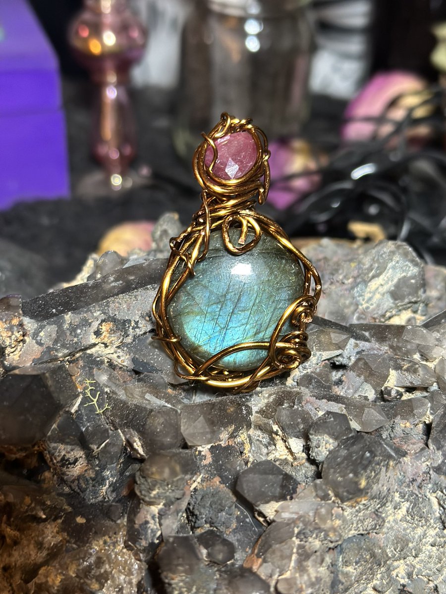 misshellcat's tweet photo. ✨Introducing Sansa! This gorgeous blue flash labradorite is paired with a pretty little faceted pink sapphire at the top. Find this beauty at the link below!💜✨ https://t.co/5lHGbzuj76