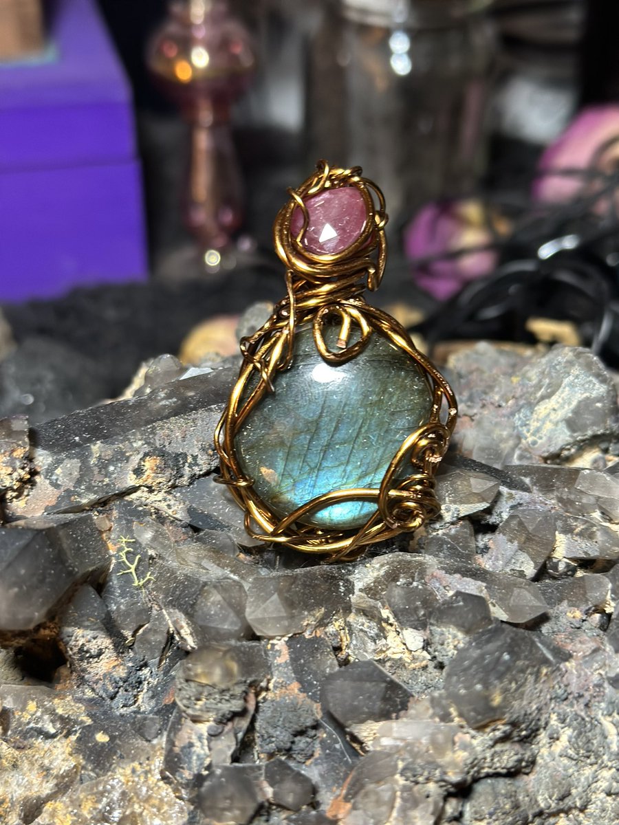 misshellcat's tweet photo. ✨Introducing Sansa! This gorgeous blue flash labradorite is paired with a pretty little faceted pink sapphire at the top. Find this beauty at the link below!💜✨ https://t.co/5lHGbzuj76