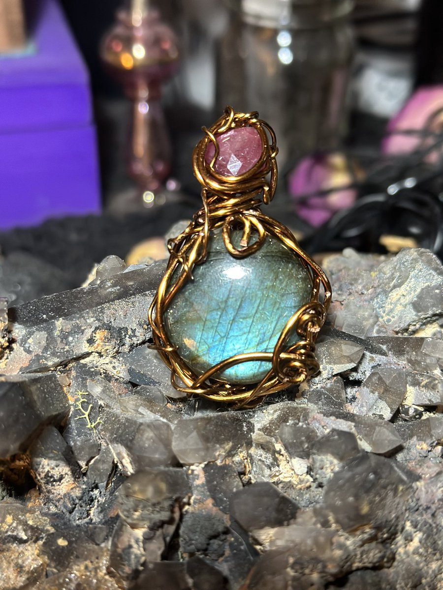 misshellcat's tweet photo. ✨Introducing Sansa! This gorgeous blue flash labradorite is paired with a pretty little faceted pink sapphire at the top. Find this beauty at the link below!💜✨ https://t.co/5lHGbzuj76