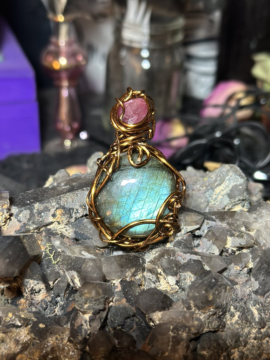 misshellcat's tweet photo. ✨Introducing Sansa! This gorgeous blue flash labradorite is paired with a pretty little faceted pink sapphire at the top. Find this beauty at the link below!💜✨ https://t.co/5lHGbzuj76