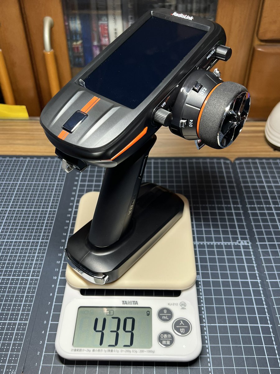 HiDeNom1's tweet photo. 期待の新プロポ、RadioLink RC8Xに親しんでみます😁
プロポ本体は439g。着脱式の電池BOXには単4電池が8本入ります。電池を入れても530gとそう重くはありませんが、M11用あたりのTXバッテリーも使えそう?(7〜17V対応)
#RadioLink #RC8X https://t.co/FDHAsd7RuB