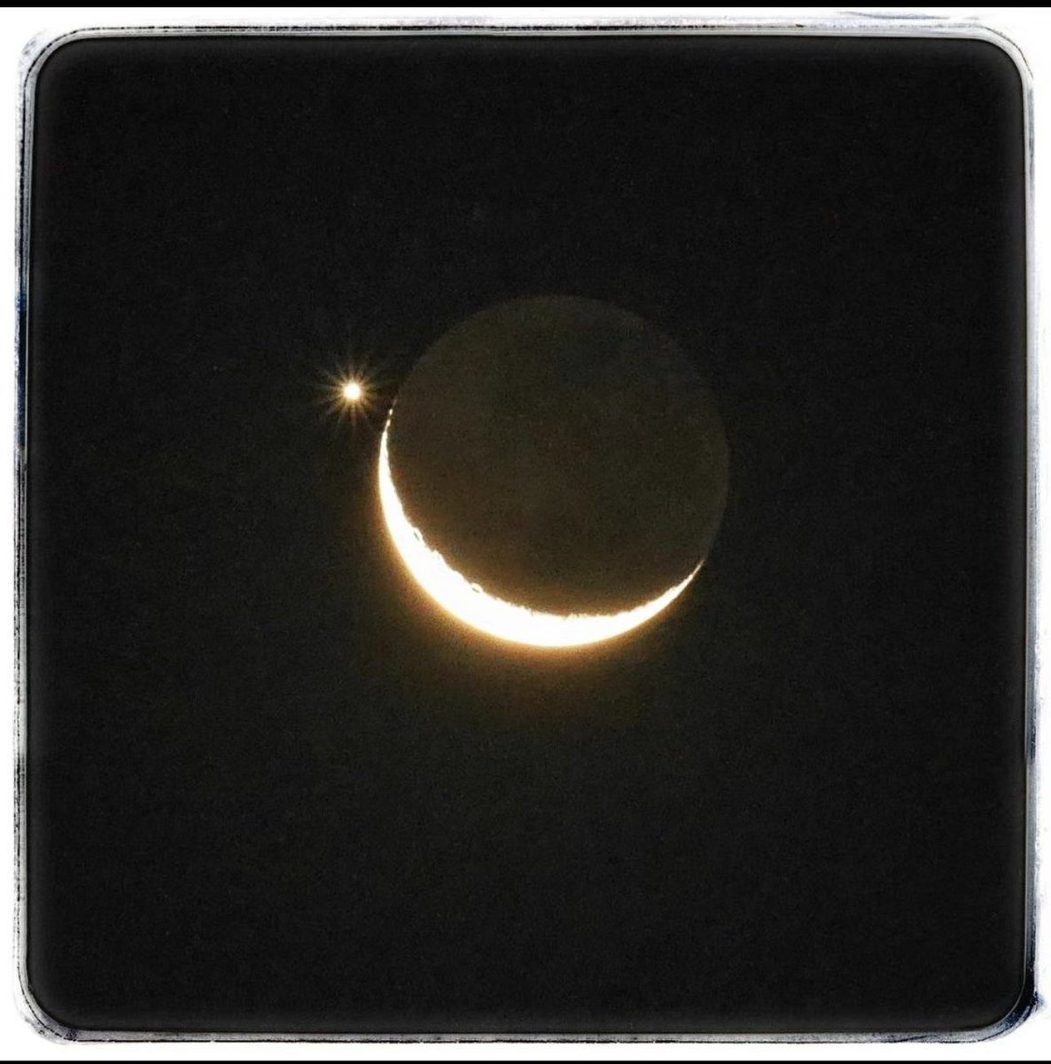 ChongyanmMa's tweet photo. Is this an astronomical example of Venus conjoining the moon? - the constellations 🌌 that have been circling the moon 🌙 ❤️
In everyday life, art is everywhere. Enjoy and cherish it. @artsageingntu; #artaging; #AG6309Wk4AY22T3 https://t.co/IM0Fh5PmDQ