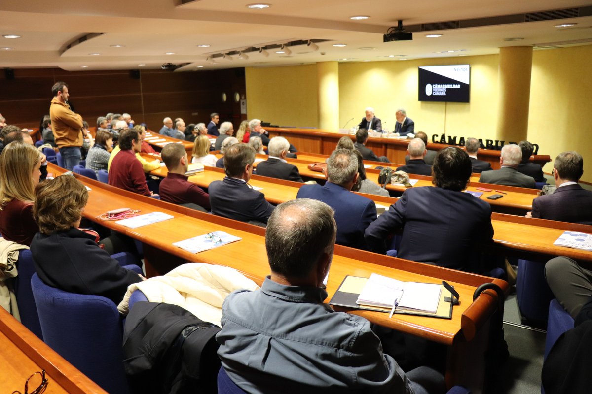 PedroAzpiazu's tweet photo. 📌Hoy he intervenido en la Jornada “Los Viernes en la Cámara" con la charla "La economía vasca en tiempos de incertidumbre", que ha tenido lugar en @Camarabilbao. Estas son las claves:

🔗 https://t.co/6j84IypTCT

#Economía #Hacienda #GobiernoVasco https://t.co/AVGDRJuxtB