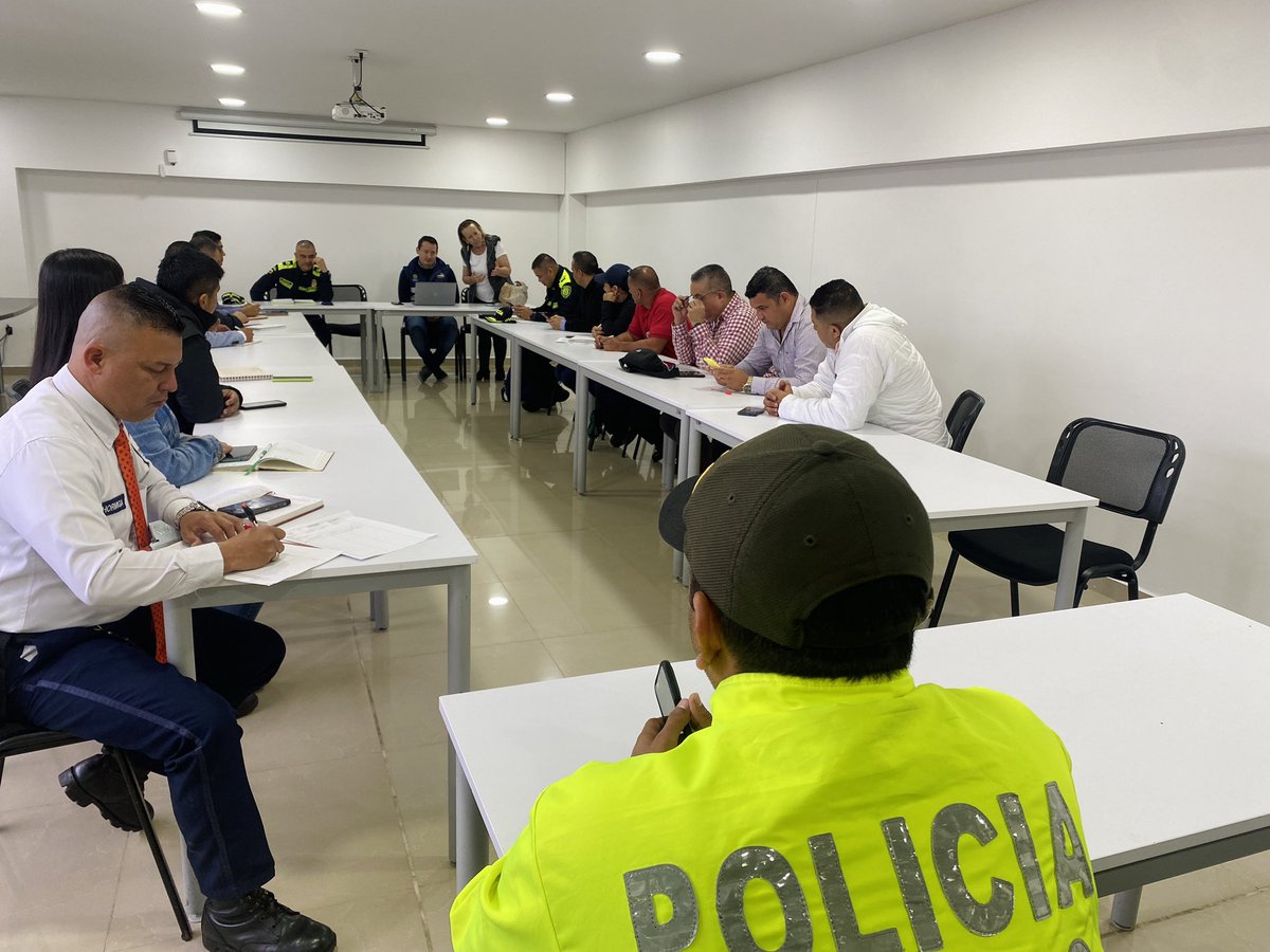 CampanarioCC's tweet photo. #AEstaHora nos reunimos con @PoliciaPopayan #SecTransito #SecGobierno de @AlcaldiaPopayan @FenalcoCauca y cadenas de grandes superficies para consolidar conjuntamente acciones de seguridad previas a la #SemanaSanta
Trabajamos por hacer de @CampanarioCC un sitio seguro para todos https://t.co/jlmRgLXLMY