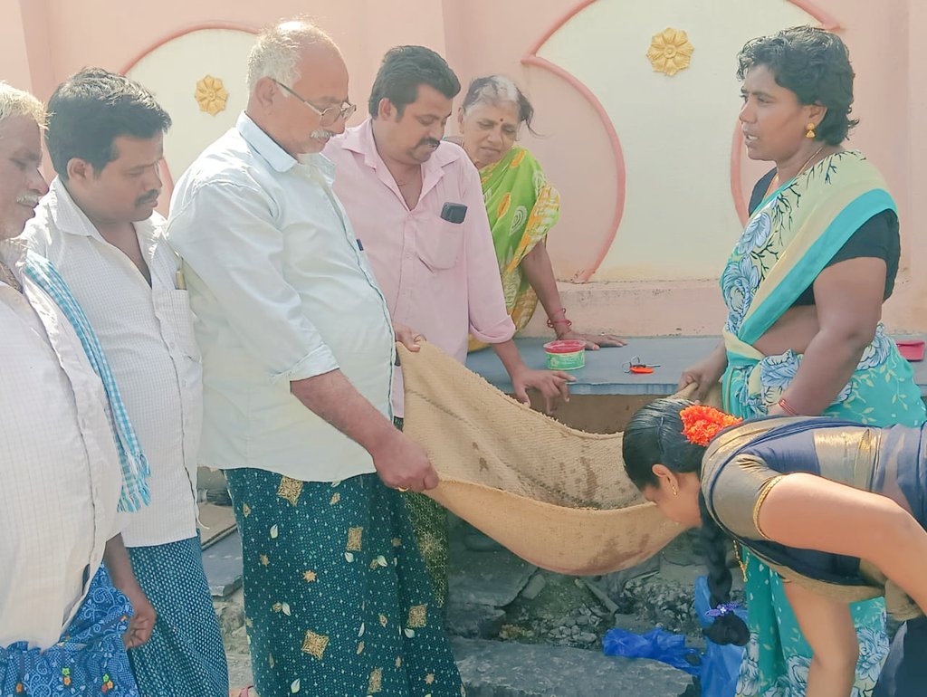 kannaparru's tweet photo. @ap_agriculture @vijaythallam @ICRAF @FundAgroecology @CollectorGuntr
@ap_agriculture ,
Doing Rabi Dry sowing #RDS,
Pelletization of seed with nutrient enriched midia as protector &amp; it's used as hygroscopic substance after receiving optimum moisture,
Finally seed germination.🌱🌱 https://t.co/pmEd0qO8Nx