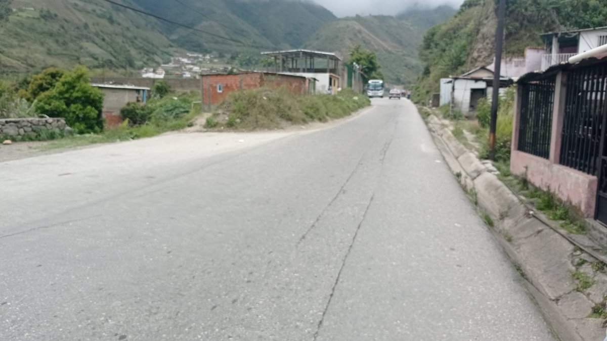 Rjcristian18's tweet photo. Y la cosa en el Mp Miranda no es solo en Piedra Gorda, también el Sector el Kennedy del mismo Municipio Troncal 007 obra inconclusa, 7años de abandono, ¿están esperando una tragedia como ONIA o en los túneles para entonces hacer algo? @rvaraguayan @JEHYSONGUZMAN @PorAmoraMerida https://t.co/urVnUBjhBz