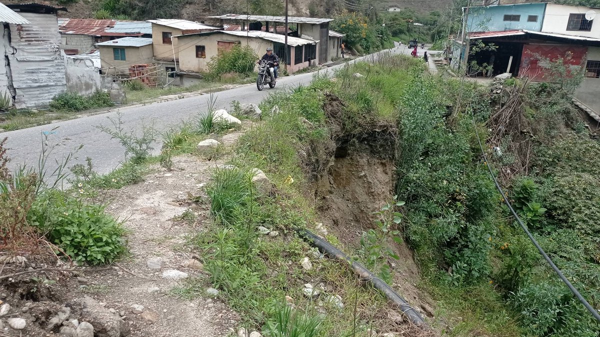 Rjcristian18's tweet photo. Y la cosa en el Mp Miranda no es solo en Piedra Gorda, también el Sector el Kennedy del mismo Municipio Troncal 007 obra inconclusa, 7años de abandono, ¿están esperando una tragedia como ONIA o en los túneles para entonces hacer algo? @rvaraguayan @JEHYSONGUZMAN @PorAmoraMerida https://t.co/urVnUBjhBz