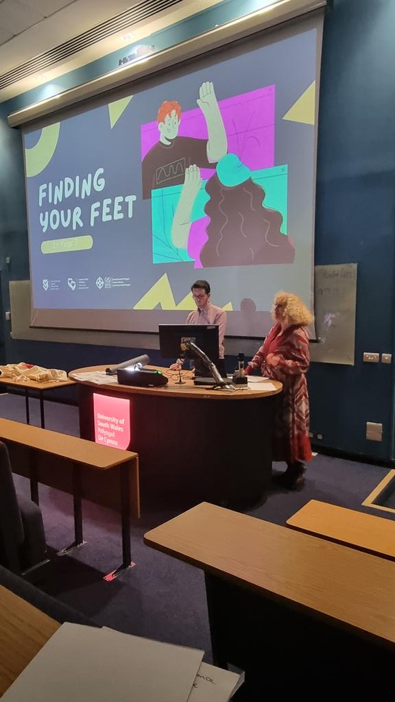 hayleylewishv's tweet photo. #SCPHN Student conference 
@usw_flse @USWHealthcare 
Transition Project "Finding Your Feet" - School Nursing by Ryan Hare &amp; Nicky Harrhy

@iHealthVisiting @WeHealthVisitor 
@SAPHNAsharonOBE @WeSchoolNurses @Michellet15 @DwynwenSpargo @pairuo https://t.co/8zKHshVBYO