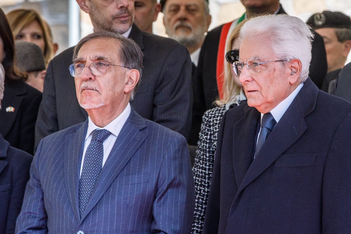 SenatoStampa's tweet photo. #FosseArdeatine. Cerimonia per 79° anniversario con le Alte cariche dello Stato: Presidente #Mattarella, Presidenti Senato e Camera, @Ignazio_LaRussa e @Fontana3Lorenzo, Presidente @CorteCost #Sciarra. Con @GuidoCrosetto @MinisteroDifesa, #CapoSMD #CavoDragone e Presidente #Anfim https://t.co/MuTIAeFcY7