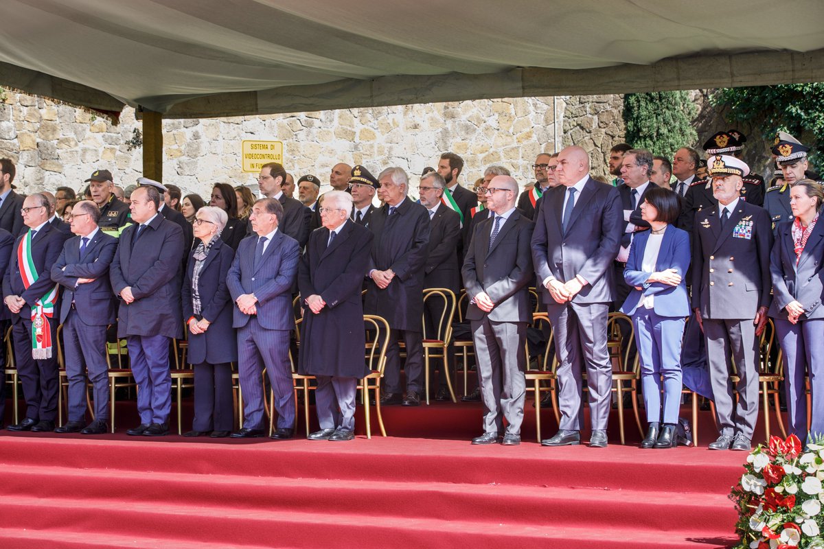 SenatoStampa's tweet photo. #FosseArdeatine. Cerimonia per 79° anniversario con le Alte cariche dello Stato: Presidente #Mattarella, Presidenti Senato e Camera, @Ignazio_LaRussa e @Fontana3Lorenzo, Presidente @CorteCost #Sciarra. Con @GuidoCrosetto @MinisteroDifesa, #CapoSMD #CavoDragone e Presidente #Anfim https://t.co/MuTIAeFcY7