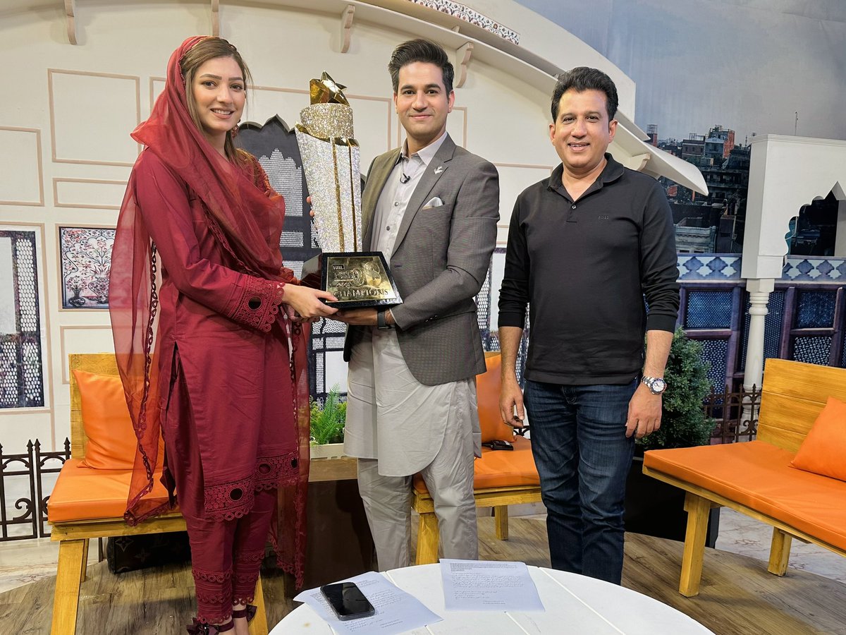 imranhworld's tweet photo. What an honor to hold this beauty for whom the best players of the country fought for days. Its always great also to meet Atif Rana bhai a true entertainer with his Qalandri nature. #LahoreQalandars @lahoreqalandars @atifnaeemrana https://t.co/rADj6vA2fV