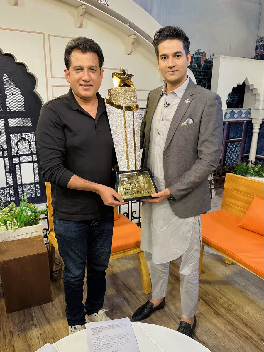 imranhworld's tweet photo. What an honor to hold this beauty for whom the best players of the country fought for days. Its always great also to meet Atif Rana bhai a true entertainer with his Qalandri nature. #LahoreQalandars @lahoreqalandars @atifnaeemrana https://t.co/rADj6vA2fV