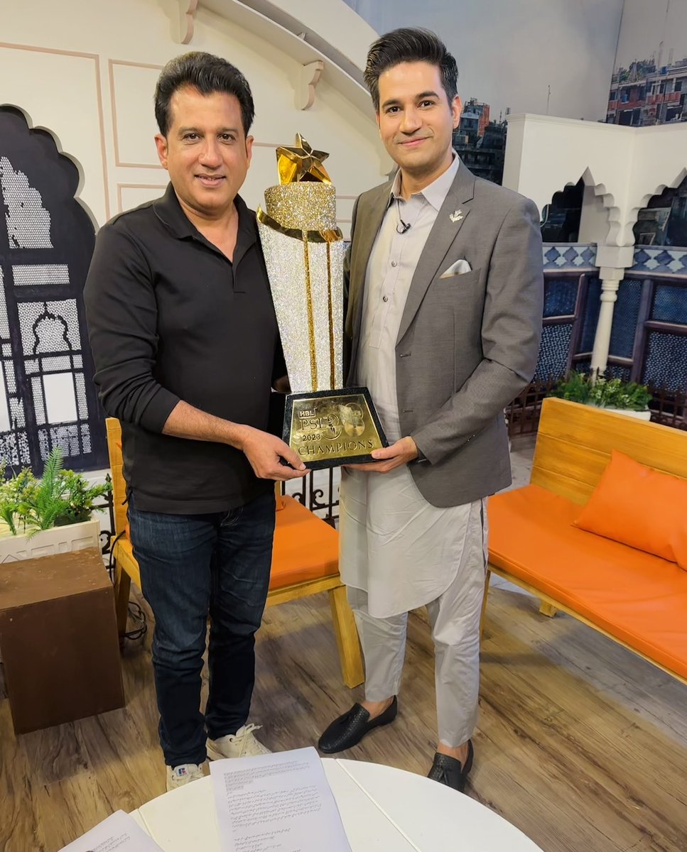 imranhworld's tweet photo. What an honor to hold this beauty for whom the best players of the country fought for days. Its always great also to meet Atif Rana bhai a true entertainer with his Qalandri nature. #LahoreQalandars @lahoreqalandars @atifnaeemrana https://t.co/rADj6vA2fV