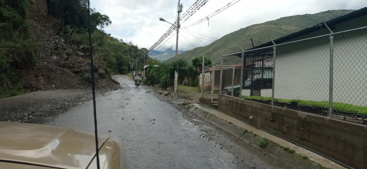 Rjcristian18's tweet photo. Troncal 007 vialidad que Comunica Trujillo-Merida 10 años de abandono, pagando peaje sin resultado, vialidad cada vez peor, productores y usuarios cansados sin respuesta, huecos, maleza, fallas de borde, derrumbes en la via, hasta cuándo esta situación, no hay respuesta de entes https://t.co/JD5KGRHhF5