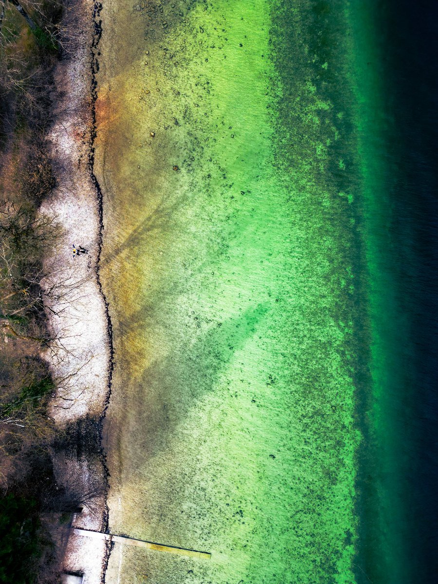 escape2unknown's tweet image. Austria 📍 

• follow for daily travel inspiration ✨️

• 📸 by -  coupleofdrones

• visit my travel blog 🎒 - link in bio 

#altmunster #austria #bluewater #greenwater #oceanblue   #beach #beachvibes #oceanview #beachphotography #travel #travelphotography #dronephotography