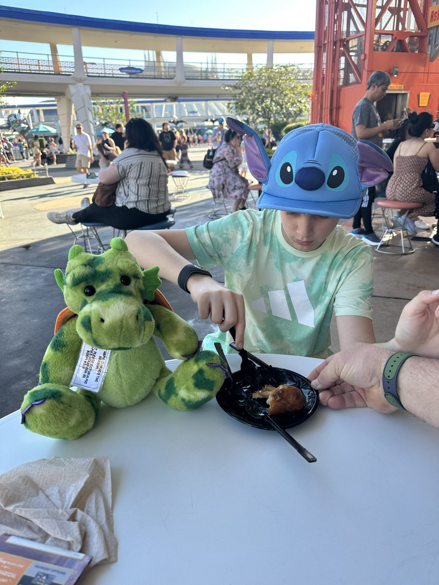 Mandy Holbrook tweet media